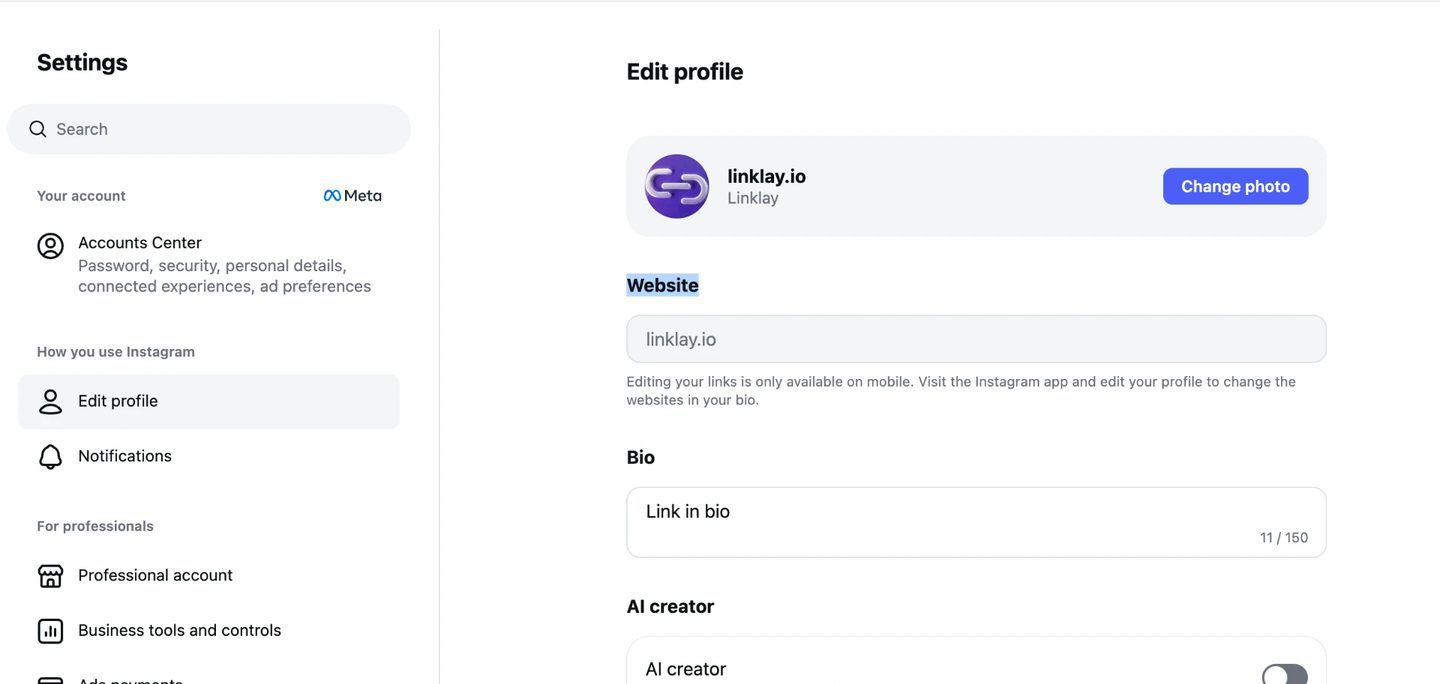 หน้าแก้ไขโปรไฟล์ Instagram บนคอมพิวเตอร์ ช่องเว็บไซต์แสดง linklay.io พร้อมข้อความแจ้งว่าแก้ไขลิงก์ได้เฉพาะบนมือถือ